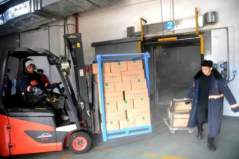 基地内,工人从产品低温冷库取出货物